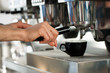 Barista macht Cappuccino im Cafe