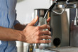 Barista macht Cappuccino im Cafe