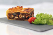Part de tarte salée avec garniture