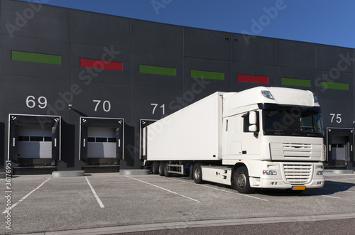 Photo : Loading docks Loading docks