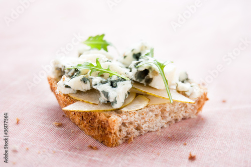 Photo: Toast with pear, blue cheese and arugula Toast with pear, blue cheese and arugula