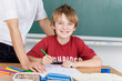 süßer kleiner junge in der schule