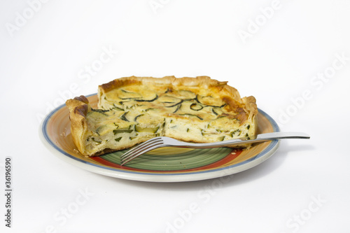 Photo: Quiche lorraine su fondo bianco Quiche lorraine su fondo bianco