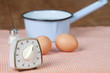 Eier hinter Uhr