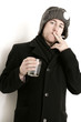 stehender Raucher mit Glas