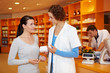 Photo: Apothekerin berät Kundin Apothekerin berät Kundin