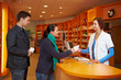 Warteschlange in Apotheke