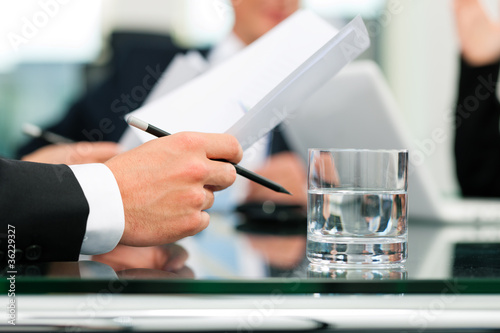 Foto: Business - Besprechung mit Arbeit am Vertrag Business - Besprechung mit Arbeit am Vertrag
