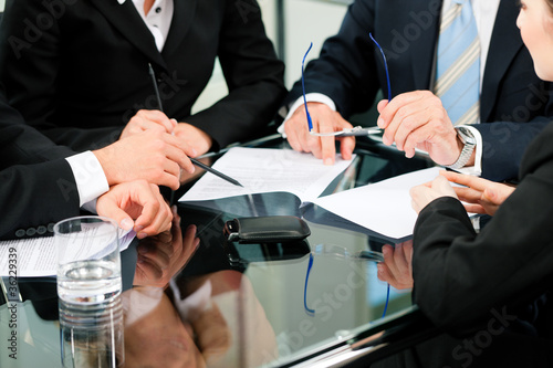 Foto: Business - Besprechung mit Arbeit am Vertrag Business - Besprechung mit Arbeit am Vertrag