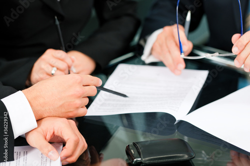 Foto: Business meeting with work on contract Business meeting with work on contract