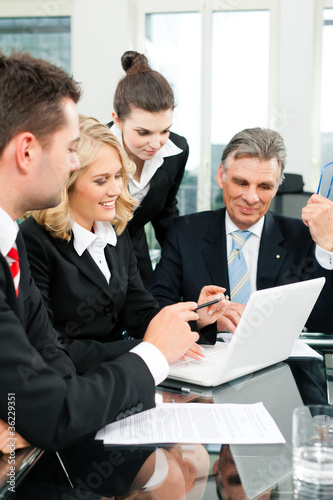 Photo: Business - Besprechung in einem Büro Business - Besprechung in einem Büro