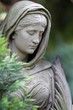 Statue einer trauernden Frau