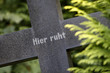 Steinkreuz mit Inschrift Hier ruht