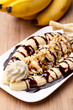 Bananensplit mit Bananen auf Holzbrett