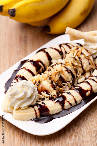 Photo: Bananensplit mit Bananen auf Holzbrett Bananensplit mit Bananen auf Holzbrett