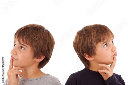 Photo: Zwei Jungen blicken nachdenkend in die entgegengesetzte Richtung Zwei Jungen blicken nachdenkend in die entgegengesetzte Richtung