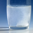 Foto: fizzy tablet in a glass of water fizzy tablet in a glass of water