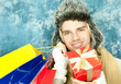 Foto: mann mit geschenk und taschen mann mit geschenk und taschen
