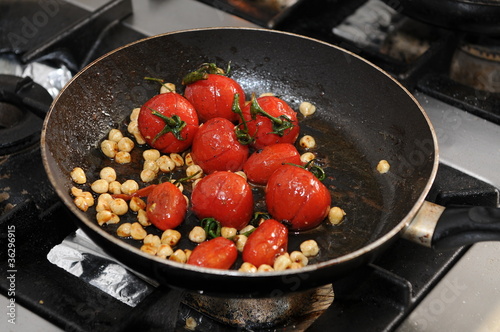 Photo: Tomaten und Nüsse in der Pfanne Tomaten und Nüsse in der Pfanne