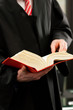 Anwalt mit Gesetzbuch