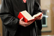 Anwalt mit Gesetzbuch