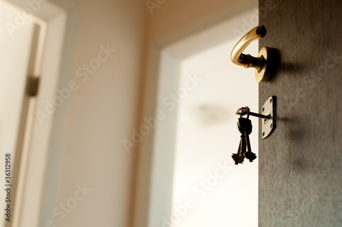 Foto: Open door with keys. Open door with keys.