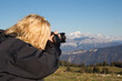 Foto: Frau fotografiert den Mont Blanc Frau fotografiert den Mont Blanc