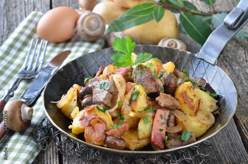 Foto: Deftiges Tiroler Gröstl im Pfandl Deftiges Tiroler Gröstl im Pfandl