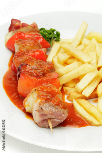 Foto: Fleischspieß, Paprikasoße mit Pommes frites Fleischspieß, Paprikasoße mit Pommes frites
