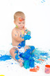 Kleiner Junge spielt mit Farben
