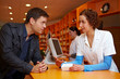 Diskretes Gespräch in Apotheke