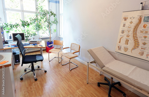 Photo: Sprechzimmer mit Untersuchungsliege Sprechzimmer mit Untersuchungsliege