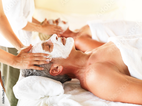 Foto: Relaxing mature couple getting spa treatment Relaxing mature couple getting spa treatment