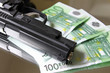 Geld mit Pistole