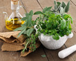Erbe aromatiche nel mortaio e olio