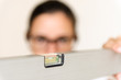 junge frau mit brille justiert wasserwaage