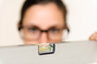 junge frau mit brille justiert wasserwaage