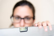 junge frau mit brille justiert wasserwaage