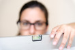 junge frau mit brille justiert wasserwaage