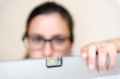 junge frau mit brille justiert wasserwaage