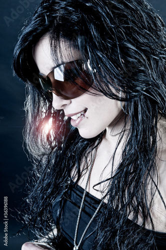 Foto: Chica morena con gafas de sol Chica morena con gafas de sol