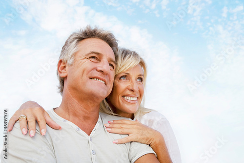 Foto: Portrait of a happy romantic couple outdoors. Portrait of a happy romantic couple outdoors.