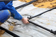 Foto: Handwerker installiert Erdwärmerohre im Boden Handwerker installiert Erdwärmerohre im Boden