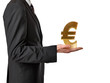 Mann präsentiert goldenes Euro-Zeichen