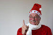 Foto: Lachender Weihnachtsmann zeigt mit Finger nach oben Lachender Weihnachtsmann zeigt mit Finger nach oben