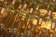 Weinflschen im Regal, Italienische Weine,Piemont