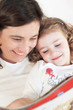Mamma e figlia leggono un giornale