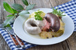 Blut- und Leberwurst mit Wammerl auf Sauerkraut
