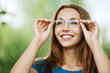 Foto: portrait charming young woman glasses portrait charming young woman glasses