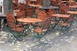 Leergefegter Biergarten im Herbst